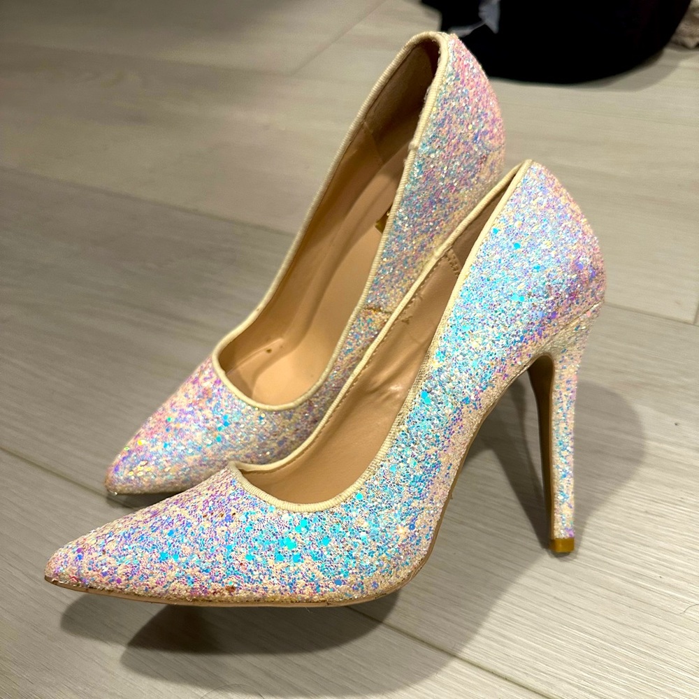 Point toe shimmery heels